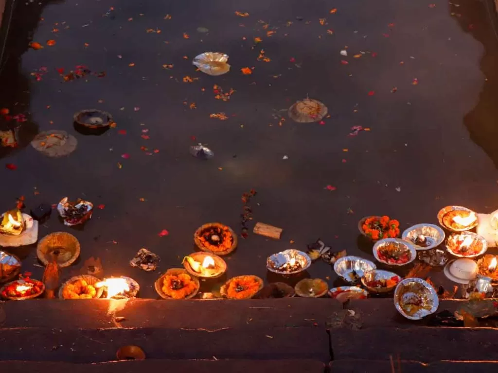 diyas being thrown in ganges