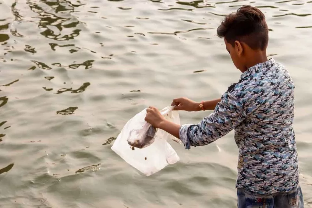 cleaning Ganges by boycotting plastic