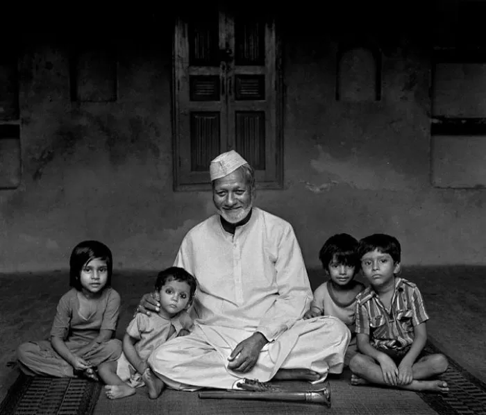 Bismillah Khan with kids